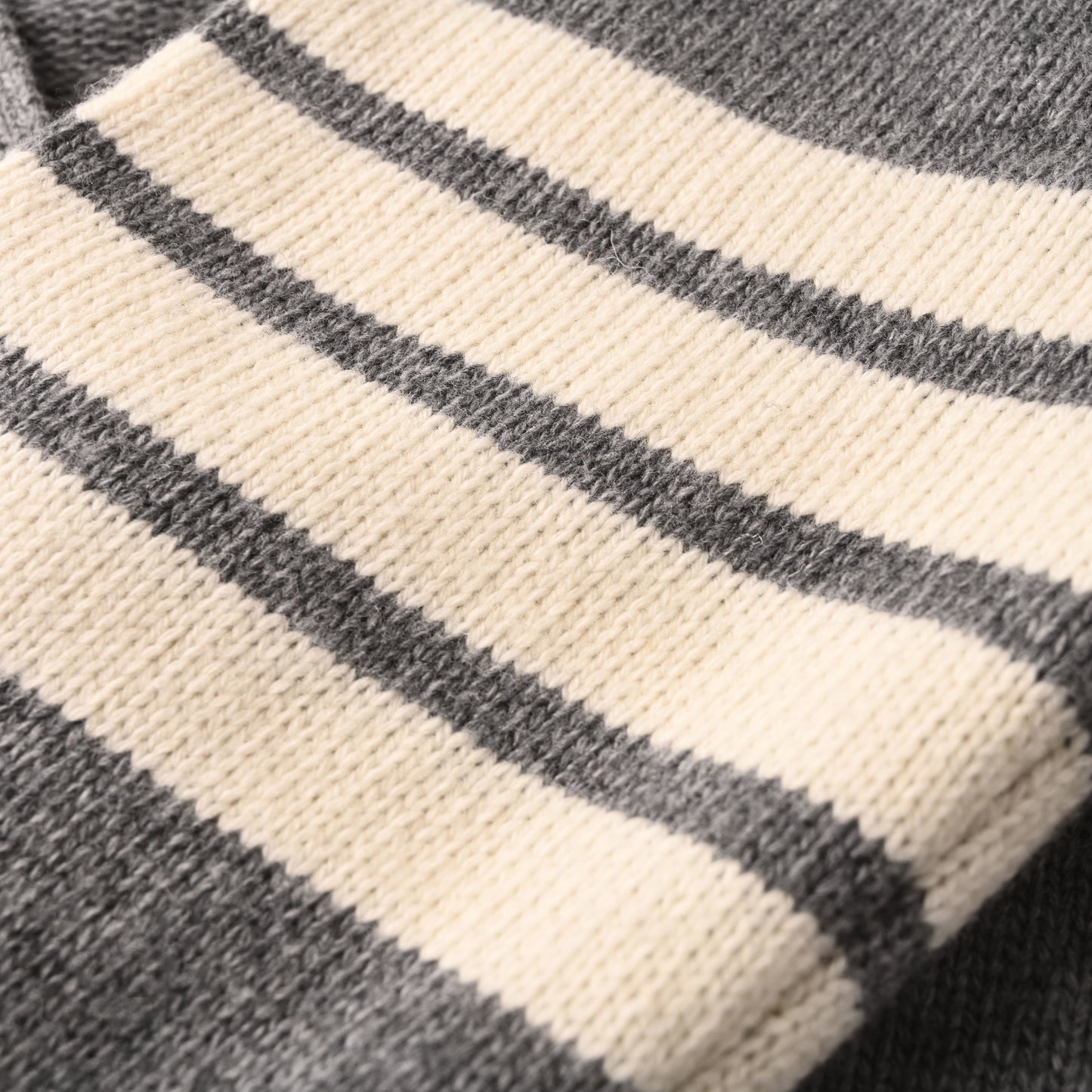 MR.TOM 2025SS Cardcute Sweater