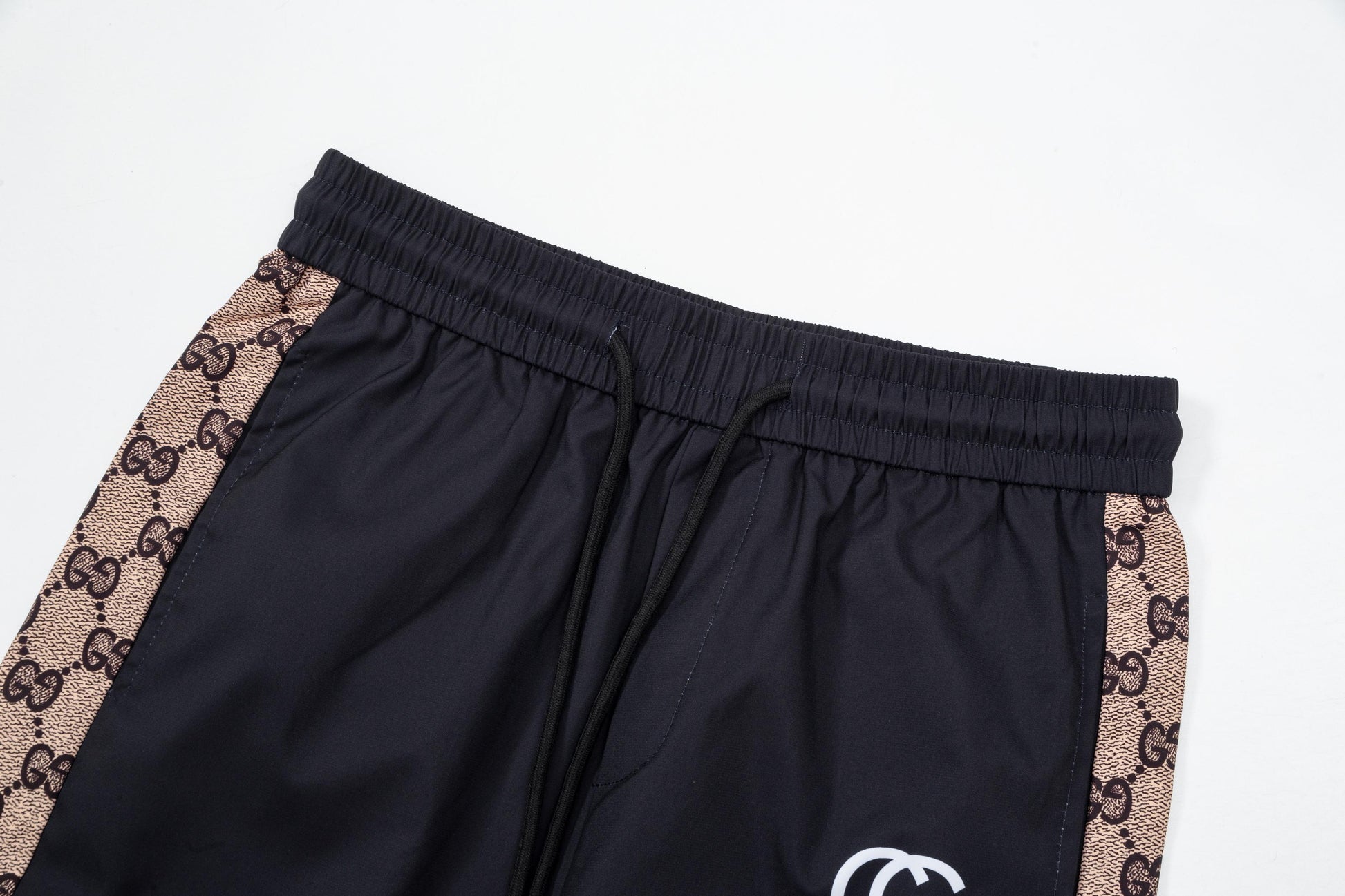 Gucci Signature 5F93 Shorts - Image 3