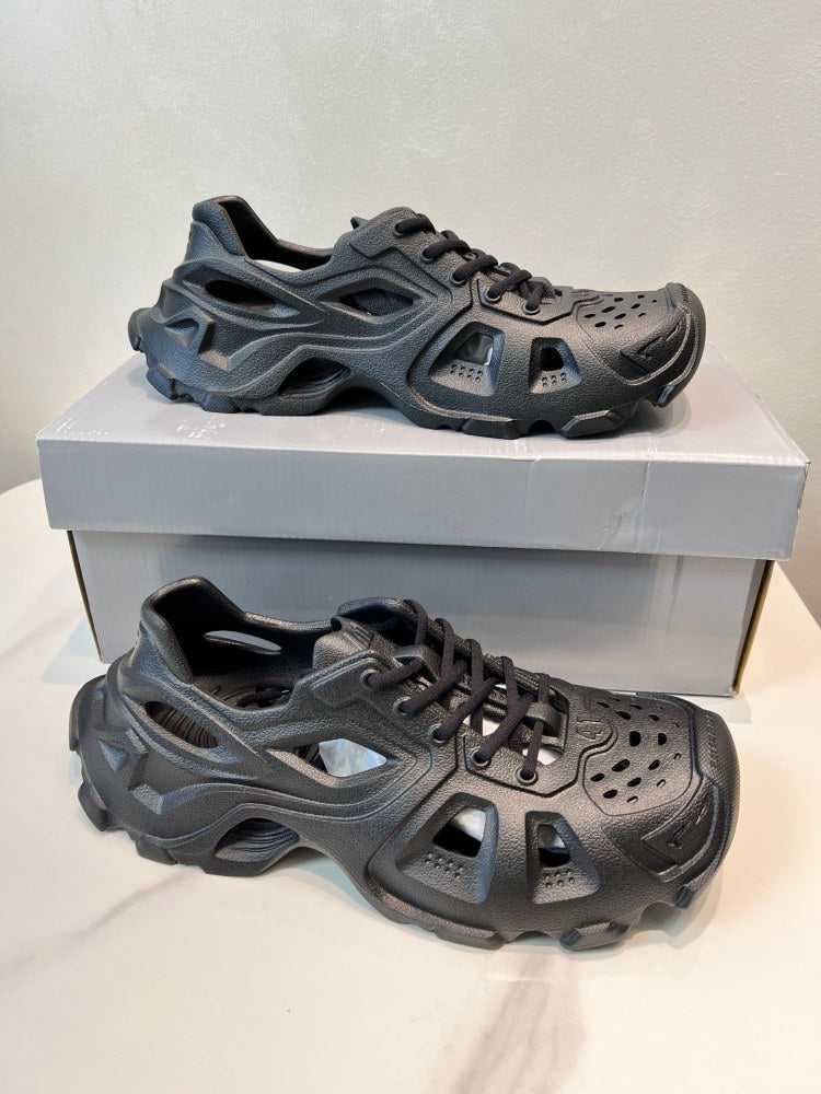 Balenciaga 当天现货！（巴黎新款凉鞋） 资讯：新款BALENCIAGA 巴黎世家-凉鞋是通过一体成型磨具，热压，精密组合等细节，展示了设计师 Demna Slide #02 - Color 01 - Image 1