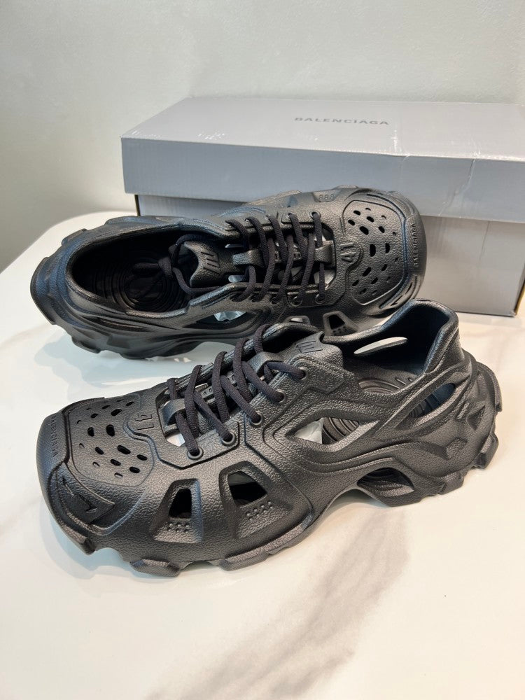 Balenciaga 当天现货！（巴黎新款凉鞋） 资讯：新款BALENCIAGA 巴黎世家-凉鞋是通过一体成型磨具，热压，精密组合等细节，展示了设计师 Demna Slide #02 - Color 01 - Image 6
