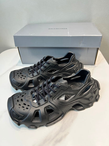 Balenciaga 当天现货！（巴黎新款凉鞋） 资讯：新款BALENCIAGA 巴黎世家-凉鞋是通过一体成型磨具，热压，精密组合等细节，展示了设计师 Demna Slide #02 - Color 01 - Image 3