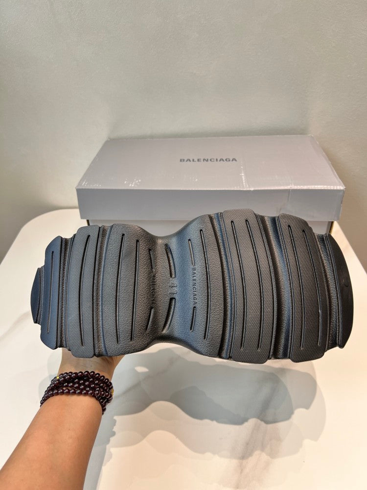 Balenciaga 当天现货！（巴黎新款凉鞋） 资讯：新款BALENCIAGA 巴黎世家-凉鞋是通过一体成型磨具，热压，精密组合等细节，展示了设计师 Demna Slide #02 - Color 01 - Image 9