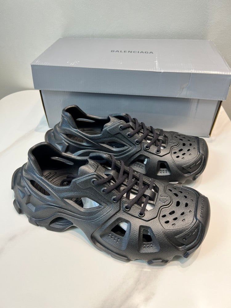 Balenciaga 当天现货！（巴黎新款凉鞋） 资讯：新款BALENCIAGA 巴黎世家-凉鞋是通过一体成型磨具，热压，精密组合等细节，展示了设计师 Demna Slide #02 - Color 01 - Image 2