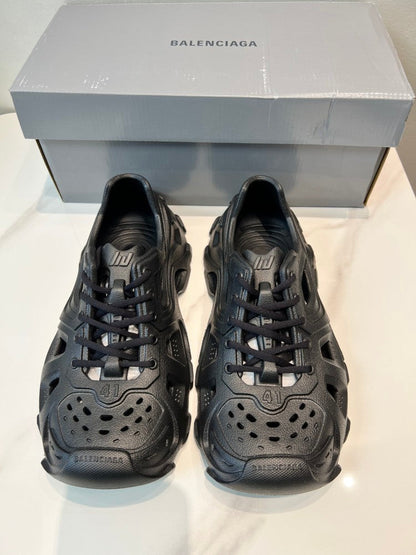 Balenciaga 当天现货！（巴黎新款凉鞋） 资讯：新款BALENCIAGA 巴黎世家-凉鞋是通过一体成型磨具，热压，精密组合等细节，展示了设计师 Demna Slide #02 - Color 01 - Image 5