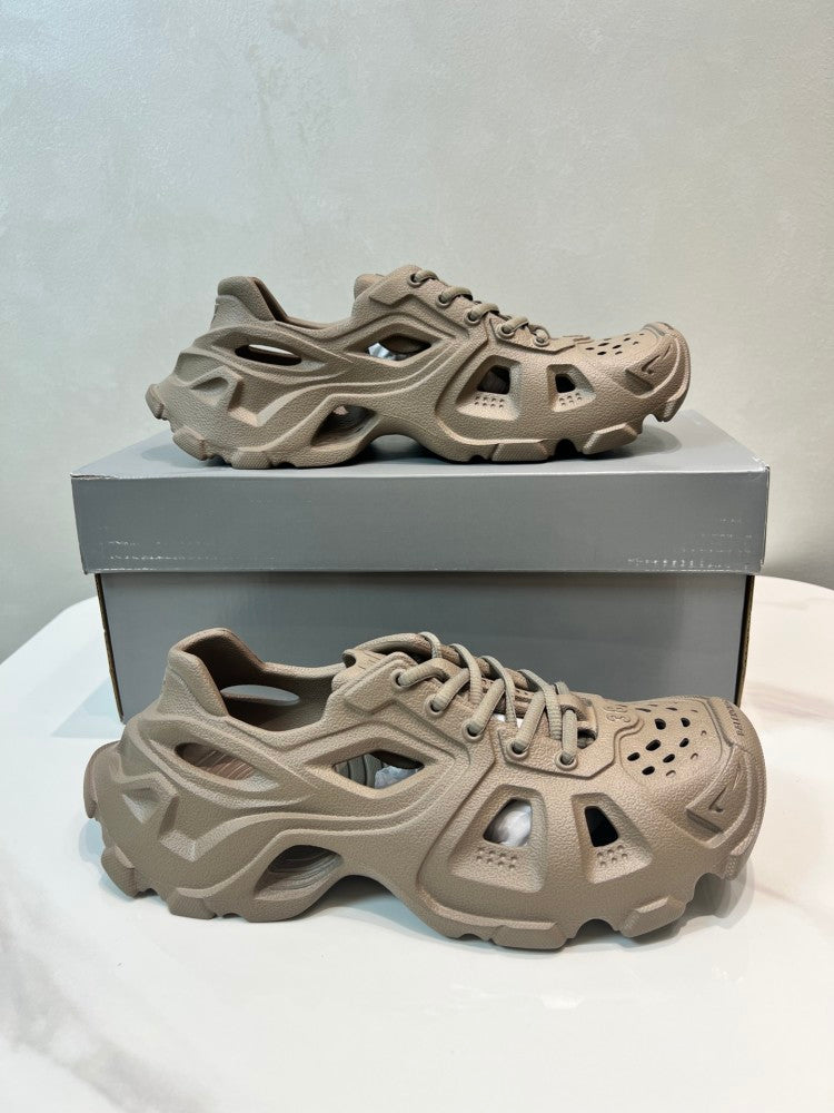 Balenciaga 当天现货！（巴黎新款凉鞋） 资讯：新款BALENCIAGA 巴黎世家-凉鞋是通过一体成型磨具，热压，精密组合等细节，展示了设计师 Demna Slide #01 - Color 04 - Image 1