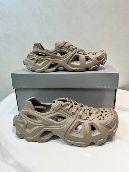 Balenciaga 当天现货！（巴黎新款凉鞋） 资讯：新款BALENCIAGA 巴黎世家-凉鞋是通过一体成型磨具，热压，精密组合等细节，展示了设计师 Demna Slide #01 - Color 04 - Image 1
