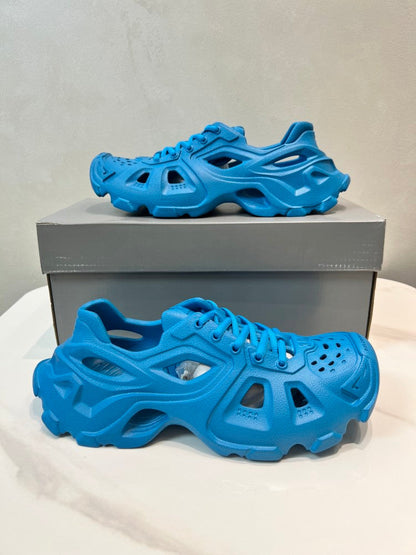 Balenciaga 当天现货！（巴黎新款凉鞋） 资讯：新款BALENCIAGA 巴黎世家-凉鞋是通过一体成型磨具，热压，精密组合等细节，展示了设计师 Demna Slide #01 - Color 02 - Image 1
