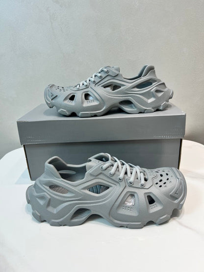 Balenciaga 当天现货！（巴黎新款凉鞋） 资讯：新款BALENCIAGA 巴黎世家-凉鞋是通过一体成型磨具，热压，精密组合等细节，展示了设计师 Demna Slide #01 - Color 01 - Image 1