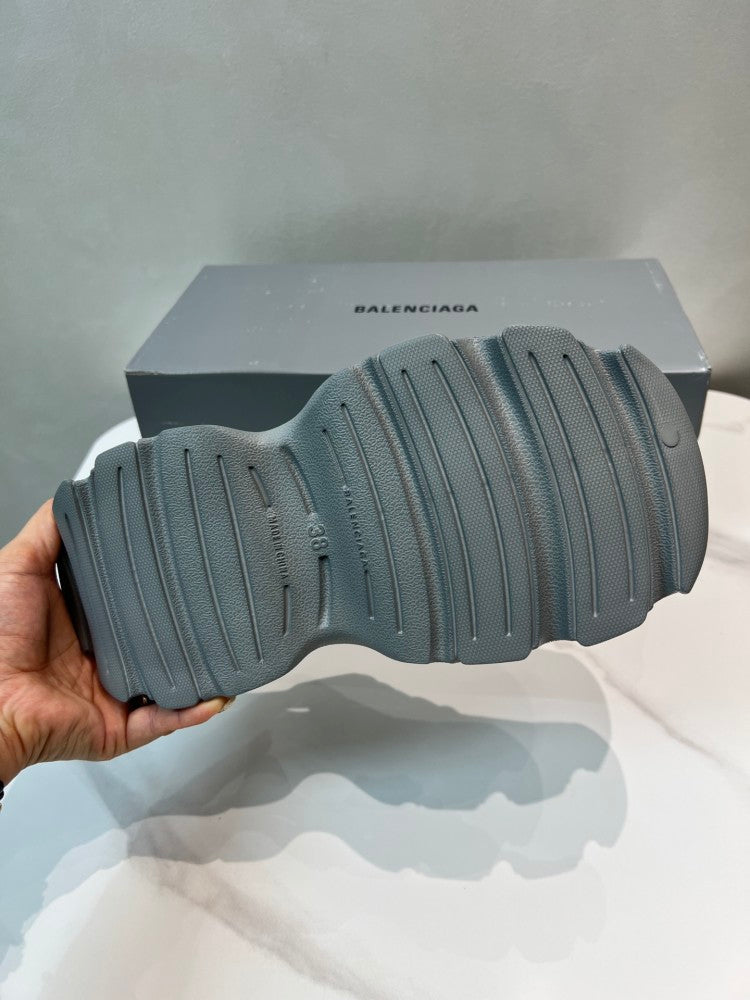 Balenciaga 当天现货！（巴黎新款凉鞋） 资讯：新款BALENCIAGA 巴黎世家-凉鞋是通过一体成型磨具，热压，精密组合等细节，展示了设计师 Demna Slide #01 - Color 01 - Image 9