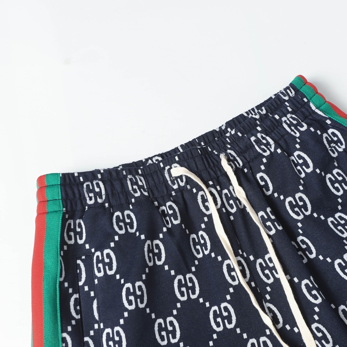 Gucci Signature 6431 Shorts - Image 3