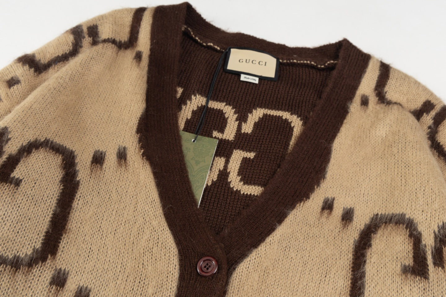 Gucci Signature 8B21 Apparel - Image 4