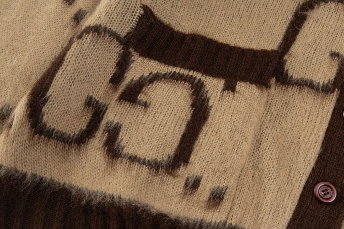 Gucci Signature 8B21 Apparel - Image 7